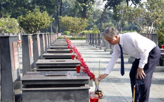 Vice Chairman of the municipal People’s Committee Ngo Minh Chau offers incense to pay tribute to heroic martyrs at Cu Chi District Martyrs' Cemetery. (Photo: SGGP)