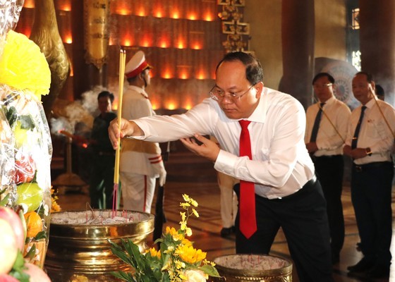 Vice Secretary of the HCMC Party Committee Nguyen Ho Hai offers incense to heroic martyrs. (Photo: SGGP)