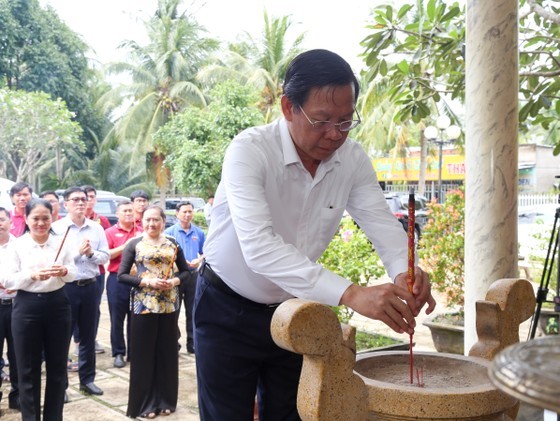 Chairman of the HCMC People’s Committee Phan Van Mai offers incense to war heroes and martyrs at the Base of the Sai Gon-Gia Dinh Communist Party Regional Committee coded T4 or Y4 in Mo Cay Bac District. (Photo: SGGP)