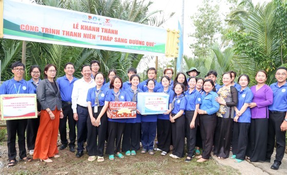 HCMC's leaders visit volunteers of the University of Economics and Law (UEL) of Vietnam National University in HCM City (VNU-HCMC). (Photo: SGGP)