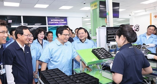 At Samsung electronic assembly line (Photo: VNA)