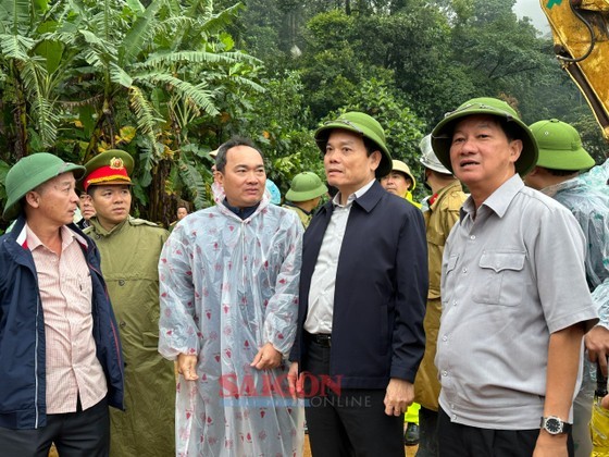 Deputy Prime Minister Tran Luu Quang (2nd, R) comes to the scene of the fatal landslide in Bao Loc Pass, the Central Highlands province of Lam Dong to conduct search and rescue activities. (Photo: SGGP)