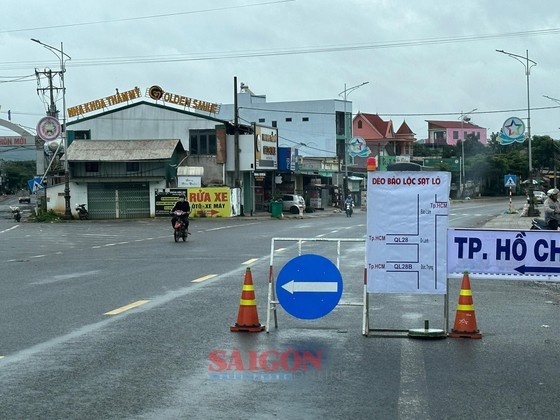 The landslides halt traffic on National Highway 20. (Photo: SGGP)
