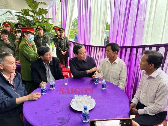 Deputy Prime Minister Tran Luu Quang extends his deepest sympathy and condolences to the relatives of senior Lieutenant Le Anh Sang on July 31. (Photo: SGGP)
