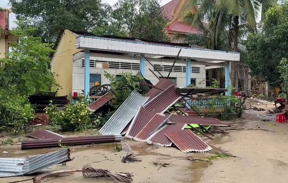 A house has its roof blown off in Luong Phi Commune, Tri Ton District, An Giang Province. (Photo: SGGP)