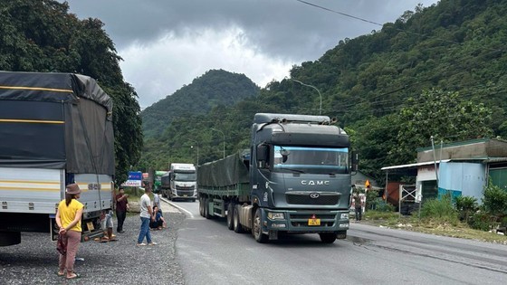 Vehicles are moving through National Highway 20 in the Central Highlands province of Lam Dong as the road has reopened. (Photo: SGGP)