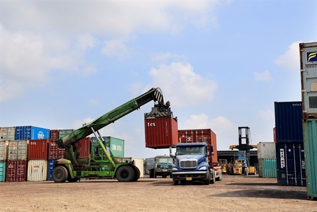 The focus should be placed on researching and analyzing policies and markets to promptly propose solutions to remove obstacles of technical and non-tariff barriers to exports. (Photo: VNA) The focus should be placed on researching and analyzing policies and markets to promptly propose solutions to remove obstacles of technical and non-tariff barriers to exports. (Photo: VNA)