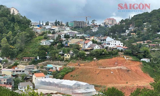 A housing project at Thung lung hoa (flower valley) on Dang Thai Than Street is put at risk of landslide. The People’s Committee of Da Lat City delegated the functional units to move households from areas prone to landslides. A housing project at Thung lung hoa (flower valley) on Dang Thai Than Street is put at risk of landslide. The People’s Committee of Da Lat City delegated the functional units to move households from areas prone to landslides.