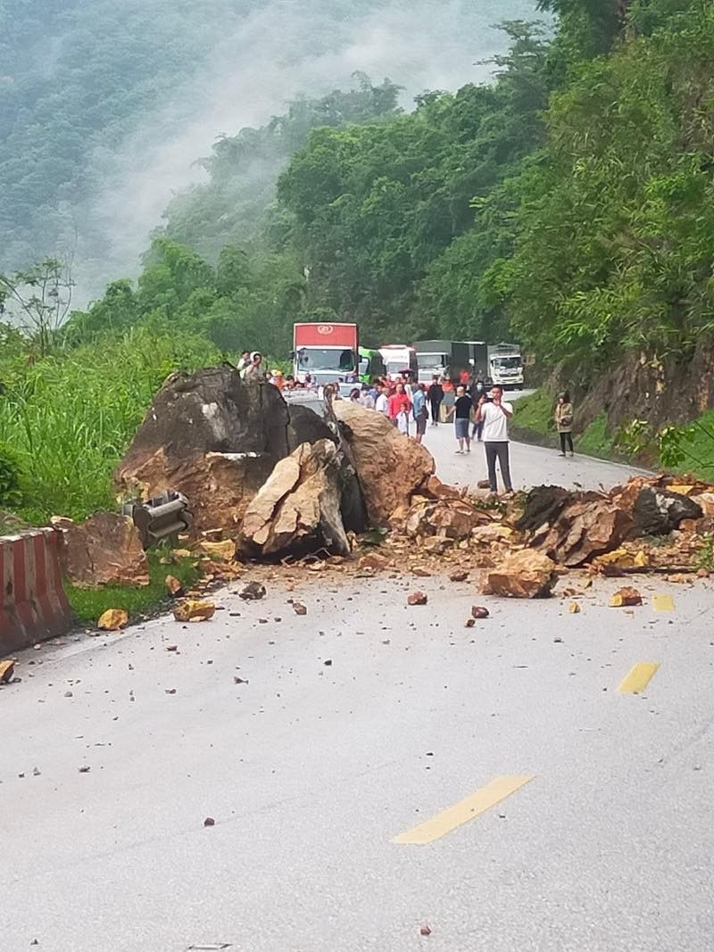 The National Highway 6 is cut off by a landslide. (Photo: SGGP)