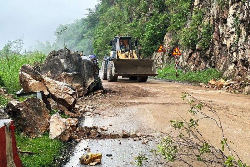 Fortunately, nobody is injured in the landslide. (Photo: SGGP)