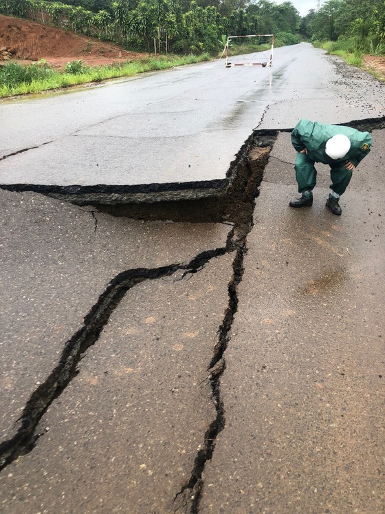 Downpours also trigger prolonged subsidence on a section of the bypass in the south of Bao Loc City, running through Loc Son Ward. (Photo: SGGP)