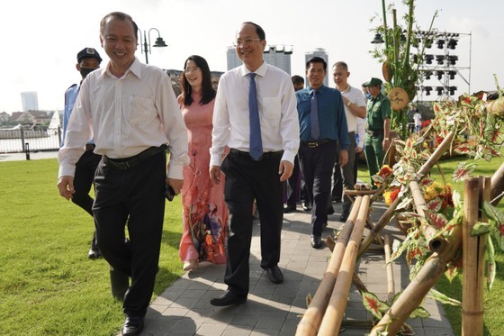 Vice Secretary of the municipal Party Committee Nguyen Ho Hai (R) and delegates attend the HCMC River Festival (Photo: SGGP)