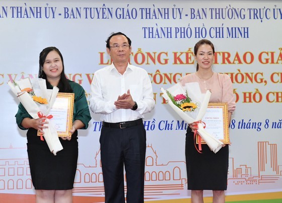 Secretary of the HCMC Party Committee Nguyen Van Nen presents the first prizes to individuals. (Photo: SGGP)