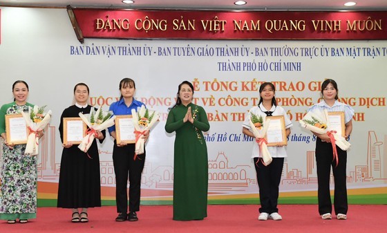 Chairwoman of the Vietnam Fatherland Front Committee of HCMC Tran Kim Yen (3rd, R) offers individual prizes. (Photo: SGGP)