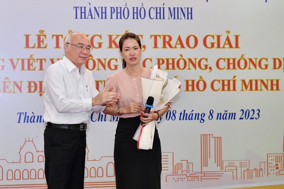 Head of the Propaganda and Education Board of the City Party Committee Phan Nguyen Nhu Khue (L) and Ms. Nguyen Thi Bich Vang, fiancee of a militia who devoted his life to the struggle against the diseases (Photo: SGGP)