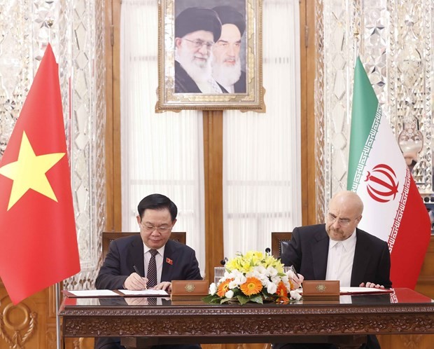 Vietnamese NA Chairman Vuong Dinh Hue and Speaker of the Iranian Parliament Mohammad Baqer Qalibaf signed an MoU on cooperation between the parliaments in Tehran on August 8. (Photo: VNA)