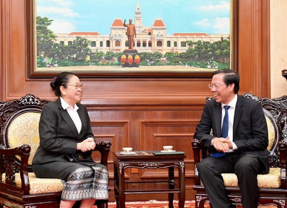 Chairman of the HCMC People’s Committee Phan Van Mai receives outgoing Laotian Consul General to HCMC Phimpha Keomixay on August 8. (Photo: SGGP)