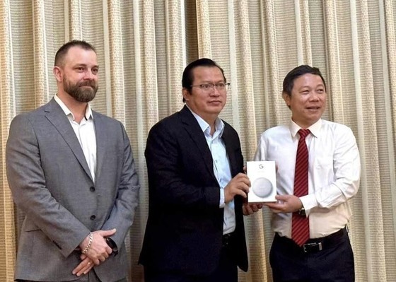 Vice Chairman of the HCMC People’s Committee Duong Anh Duc (R) receives a letter of commitment from Google (Photo: SGGP)