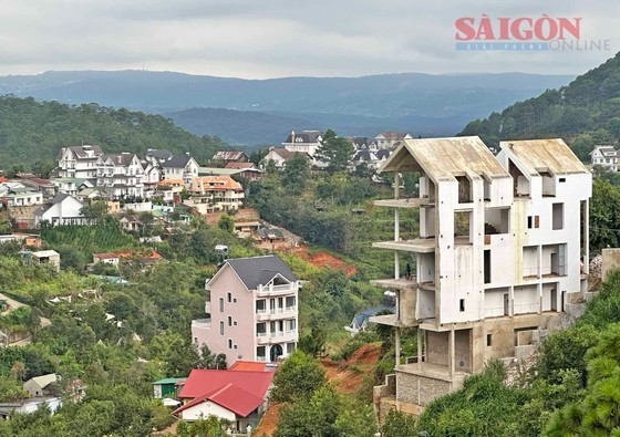 A building work closely locates to a mountain cliff. (Photo: SGGP)
