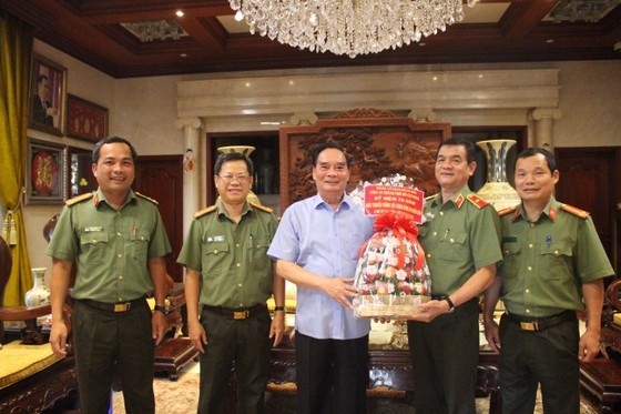 The delegation offers a gift to former Minister of Public Security General Le Hong Anh. (Photo: SGGP)