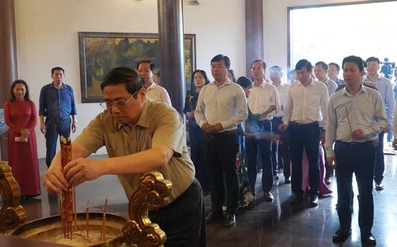 Prime Minister Pham Minh Chinh offers incense to patriotic Confucian scholar Nguyen Sinh Sac, Uncle Ho's father, at his Memorial Site in Cao Lanh City on August 13. (Photo: SGGP)