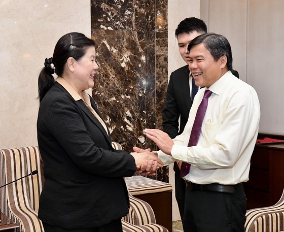 Deputy Head of the Propaganda and Training Board of Lao People’s Revolutionary Party Central Committee, Ms Vilavone Phanthavong (L) and Editor-in-chief of the Sai Gon Giai Phong Newspaper, Tang Huu Phong (Photo: SGGP)