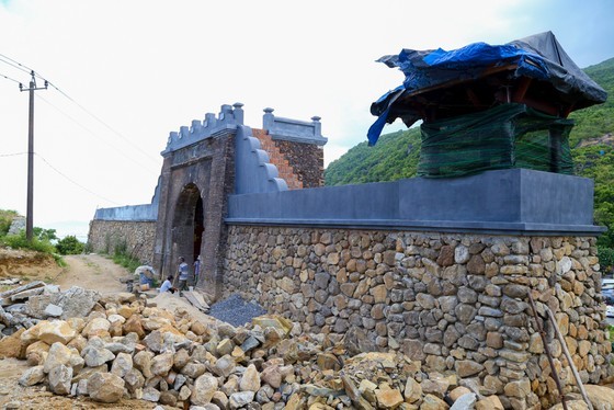After nearly two years of kicking off, the project is going to finish. The Hai Van Quan relic is gradually restoring into its original form of a rampart system dating from the Nguyen Dynasty.