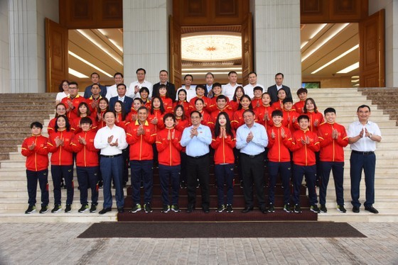 Prime Minister Pham Minh Chinh and members of the national women's football team