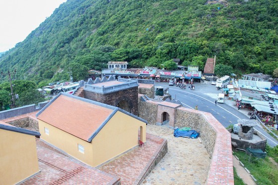 The two main items of the relic site, the words inscribed by King Minh Mang including “Hai Van Quan” (Hai Van Gate) on one side of the gate facing Hue Imperial Citadel and “Thien ha de nhat hung quan” (the world’s most marvelous wonder) on the other side facing Da Nang, are restored to its original state.