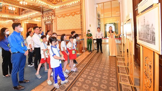 The sightseeing tour of the headquarters of the People's Committee and People's Council of HCMC offers people a glimpse into the 114-year-old- building. (Photo: SGGP)