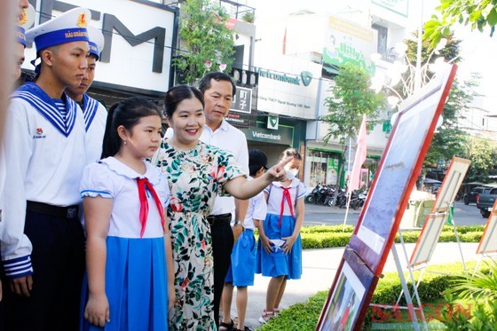 Naval soldiers, teachers and students attend the photo exhibition on Hoang Sa (Paracels) and Truong Sa (Spratlys). (Photo: SGGP)