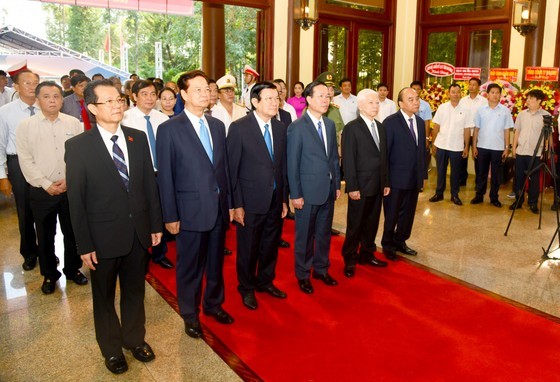 State President Vo Van Thuong and former Party and State leaders offer incense to pay tribute to late President Ton Duc Thang in An Giang province on August 19. (Photo: SGGP)