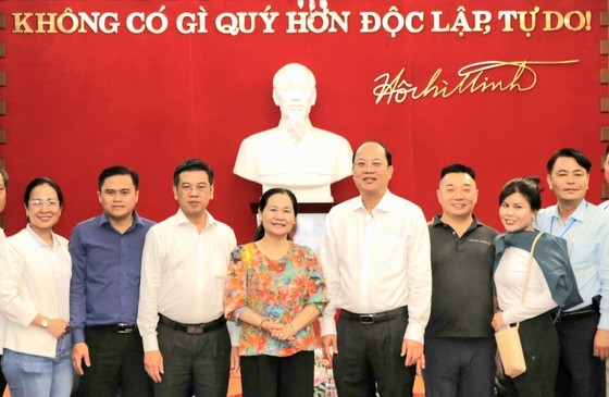 Vice Secretary of the HCMC Party Committee Nguyen Ho Hai ((4th, R) attends the send-off ceremony. (Photo: SGGP)