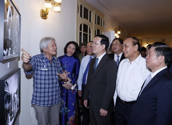 State President Vo Van Thuong, leaders and former leaders of the Party and State attend an exhibition on great composer Van Cao in the Hanoi Opera House (Photo: VNA)