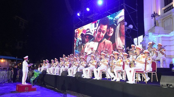 A performance at Cach Mang Thang Tam (August Revolution) square in front of the Hanoi Opera House (Photo: SGGP)