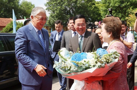 Representatives of Chu Dau ancient pottery village offer flowers to State President Vo Van Thuong and Kazakh President Kassym-Jomart Tokayev. (Photo: SGGP)