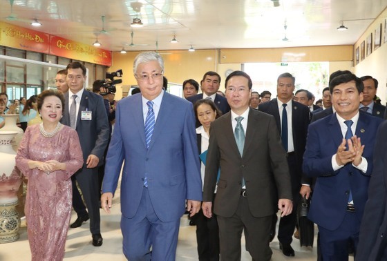State President Vo Van Thuong and Kazakh President Kassym-Jomart Tokayev visit Chu Dau ancient pottery village in the northern province of Hai Duong on August 22. (Photo: SGGP)