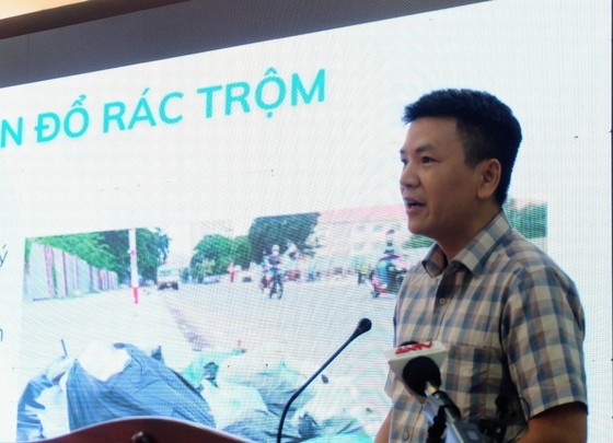 Nguyen Trong Minh, director of the GRAC Technology Joint Stock Company, introduces the business’s digital technologies to help solve the discharge of a huge volume of waste. (Photo: SGGP)