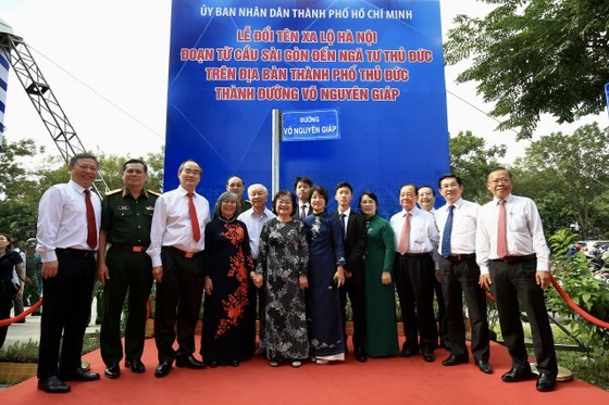 Leaders and former leaders of HCMC attend the ceremony. (Photo: SGGP)
