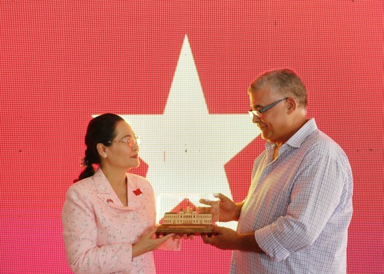 Chairwoman of the HCMC People’s Council Nguyen Thi Le (L) offers a gift to Mr. Omar Ruiz Martin, former Secretary of the Central Committee of the Communist Party of Cuba (PCC), and president of the business group under the PCC. (Photo: SGGP) Chairwoman of the HCMC People’s Council Nguyen Thi Le (L) offers a gift to Mr. Omar Ruiz Martin, former Secretary of the Central Committee of the Communist Party of Cuba (PCC), and president of the business group under the PCC. (Photo: SGGP)