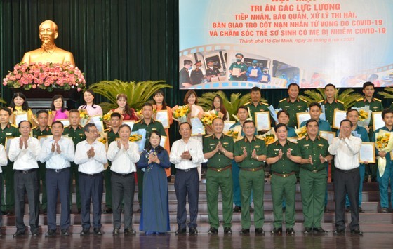 The HCMC People’s Committee of the city presents certificates of merit to military officers soldiers, and volunteers of the H.O.P.E (Have Only Positive Expectation) Center. (Photo: SGGP)