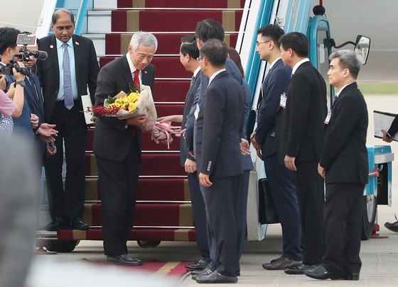 Singapore Prime Minister Lee Hsien Loong is welcomed at Noi Bai International Airport in Hanoi on August 27. (Photo: SGGP)