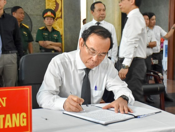 Secretary of the HCMC Party Committee Nguyen Van Nen writes in the funeral book. (Photo: SGGP)