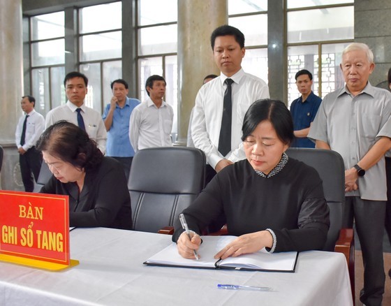 Former Vice State President Truong My Hoa (L) and Chairwoman of the Party Central Committee's (PCC) Commission for Mass Mobilization Bui Thi Minh Hoai signed a book of condolence in memory of the late Minister of Education and Training Tran Hong Quan. (Photo: SGGP)