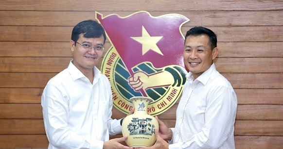 First Secretary of the Ho Chi Minh Communist Youth Union (HCMCYU)’s Central Committee and Chairman of the National Committee on Youth Bui Quang Huy (L) presents a souvenir to Chief Executive Officer of the National Youth Council of Singapore David Chua (Source: HCMCYU)