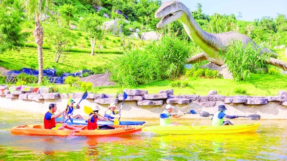 Nui Than Tai Hot Springs Park Tourist Area introduces kayak sailing service. (Photo: SGGP)