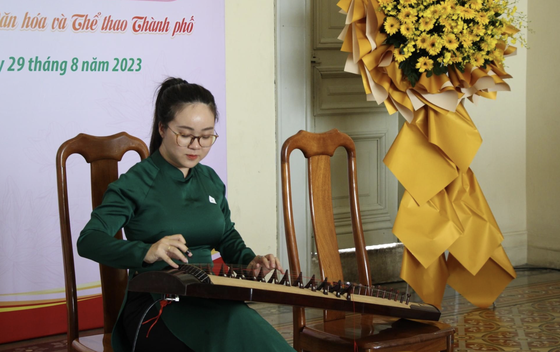 Zither player Cao Nguyen Thuy My Duyen