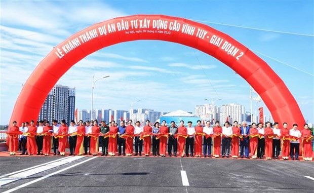 Prime Minister Pham Minh Chinh and delegates cut the ribbon to inaugurate the second-phase Vinh Tuy bridge. (Photo: VNA)