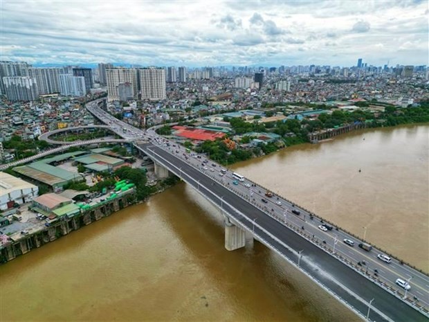 The second-phase Vinh Tuy bridge has a length of 3.5km and a width of 19.25m with four lanes.(Photo: VNA)