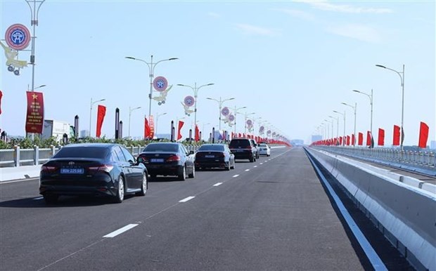 The second-phase Vinh Tuy bridge, which runs parallel with the first-phase bridge, is expected to help ease traffic congestion and facilitate traveling between the two banks of the Red River. (Photo: VNA)